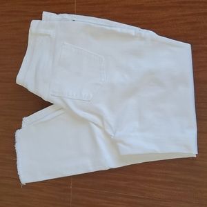 White stretch jeans with frayed hem